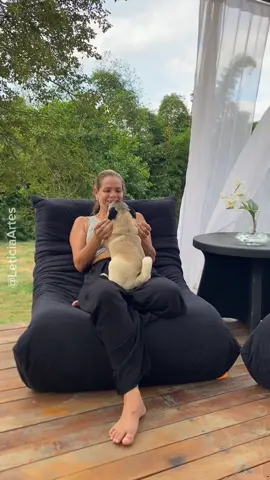 ✨ A Poltrona 1973 chegou pra dar um upgrade na hora do seu descanso! Ela é aquele tipo de peça que mistura personalidade, conforto e um toque retrô que muda o clima de qualquer ambiente.  #SofaNaCaixa #DecoracaoComEstilo #CasaDecor #MoveisCriativos #HomeDecor  