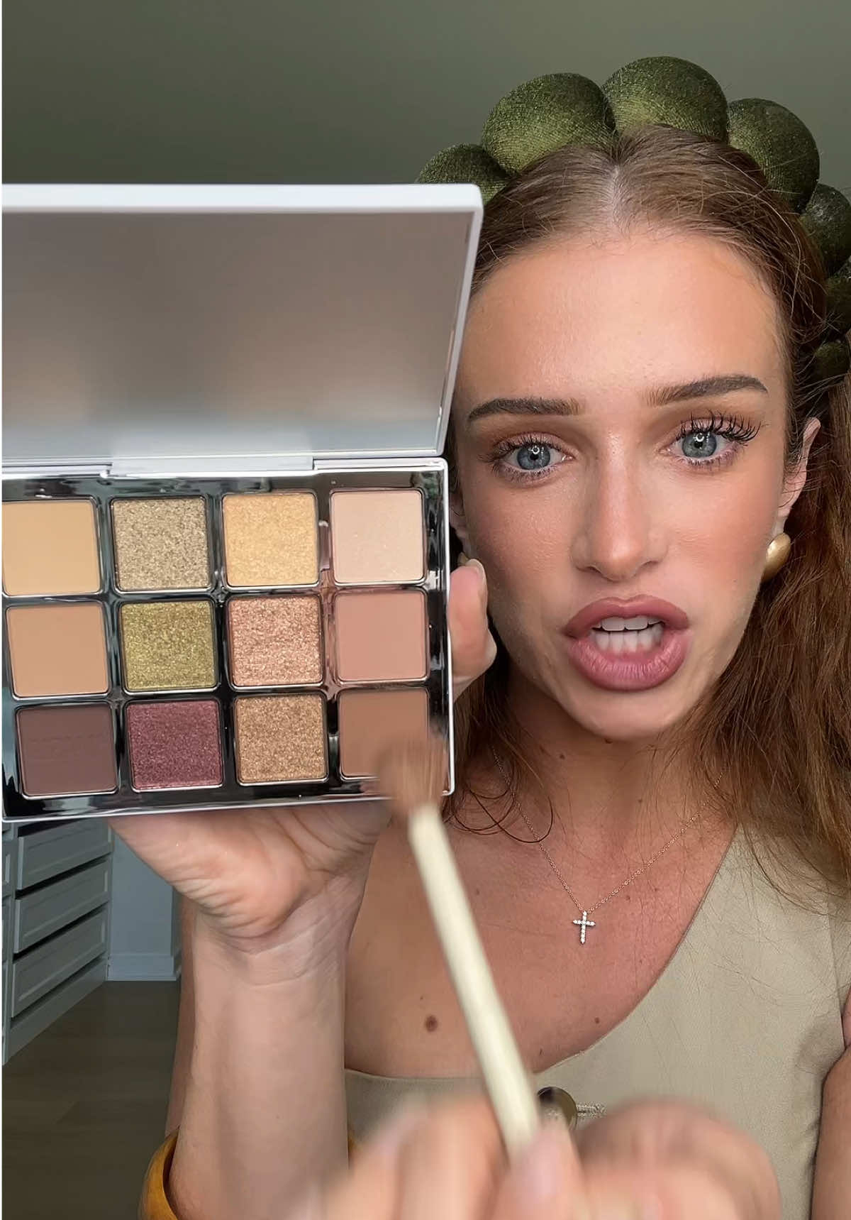 Okay so I guess I’m wearing green eyeshadow today?!?!?! And everyday?!?!? @makeupbymario #etherealeyesnature 