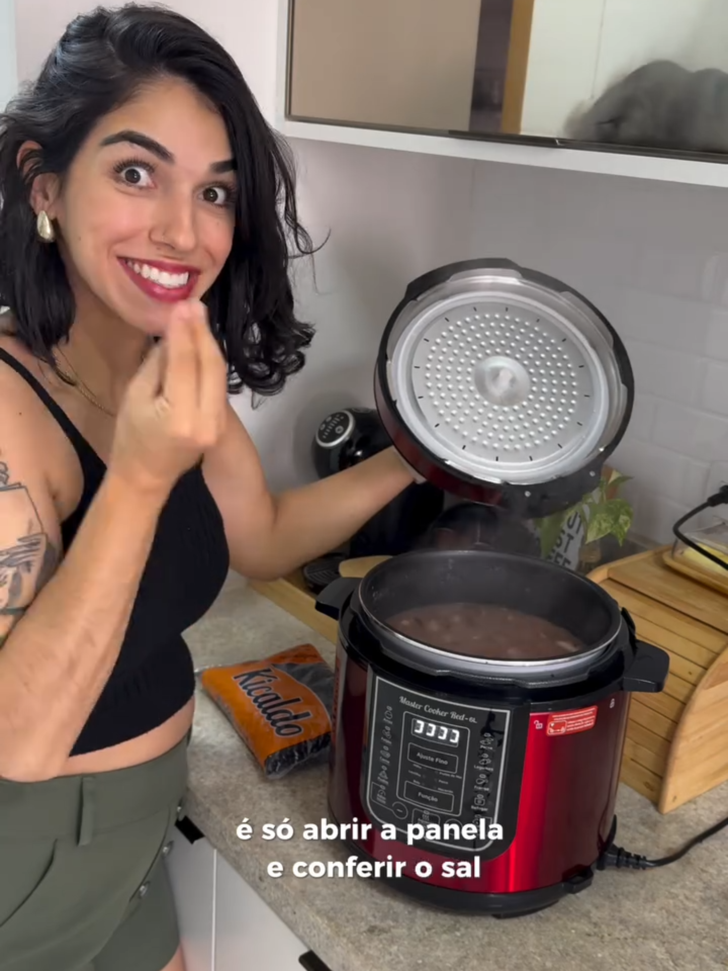 #Repost @apart_702b Uma das minhas receitas favoritas do fim de semana é a feijoada! 🐷🫘 Muita gente acha que é complicada, mas aqui em casa eu preparo de um jeito simples, prático e cheio de sabor. ✨ Com a Panela Elétrica de Pressão @mondial_br, eu ganho tempo e cozinho com segurança, sem precisar de gás. E o feijão @kicaldoalimentos faz toda diferença: grãos selecionados, que cozinham rápido e garantem aquele sabor de comida caseira que a gente ama. 💚 Os ingredientes que usei pra você se inspirar e fazer também 👇🏽 ▫️500g de feijão preto KiCaldo ▫️250g de linguiça calabresa em rodelas ▫️ 250g de bacon cortado em tiras ▫️ 150g de lombo dessalgado ▫️ 100g de costelinha de porco dessalgada ▫️ 300g de orelha de porco dessalgada ▫️ 1 colher de óleo de soja ▫️ 1 cebola média picada ▫️ 5 dentes de alho picado ▫️ Folhas de louro a gosto ✨ Segurança na cozinha, mais sabor na sua mesa. 👉🏽Marque aqui quem vai preparar essa delícia com você! #publ! #receitaspraticas #feijoada #comidacaseira #dicadecasa #dicadecozinha