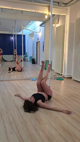 When I move, it's an earthquake rumble I will never, ever fall, never stumble And I don't need to be humble Break down walls like Jericho, crumble.... #poledancer #poledance #polesport#training #polesplit 