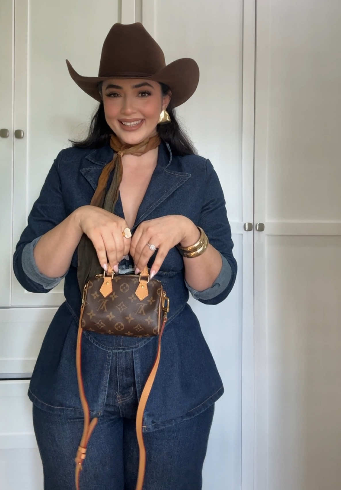 Let’s go to the rodeo besties 🤎 #yeehaw #rodeoootd #mexicooutfits 