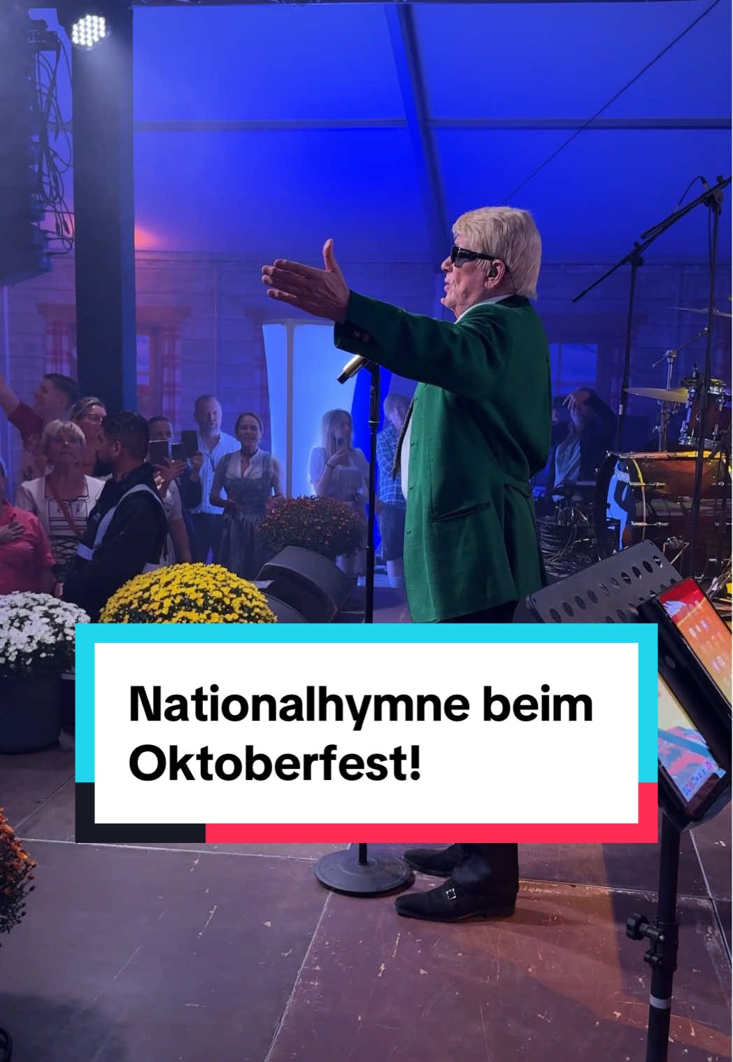 Zum Ende meines Auftritts beim großen Oktoberfest von Höffner in Berlin-Schönefeld sang ich am heutigen Tag der deutschen Einheit mit meinem Publikum gemeinsam die deutsche Nationalhymne! Übrigens: Ich mache das bei jedem meiner „Made in Germany“-Konzerte. 🇩🇪 #HEINO 