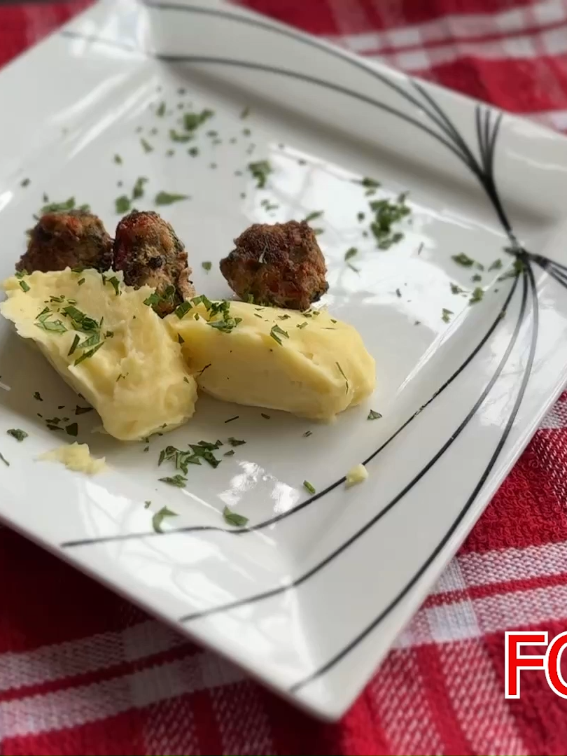 Chifteluțe fragede din porc cu ardei kapia și verdețuri aromate – gustoase, rumene și iubite de toată familia! 🥰🍴 #chifteluțe #retetedanyka #pentrufamilie #gatimacasa #cakesdanyka21 #toatalumea