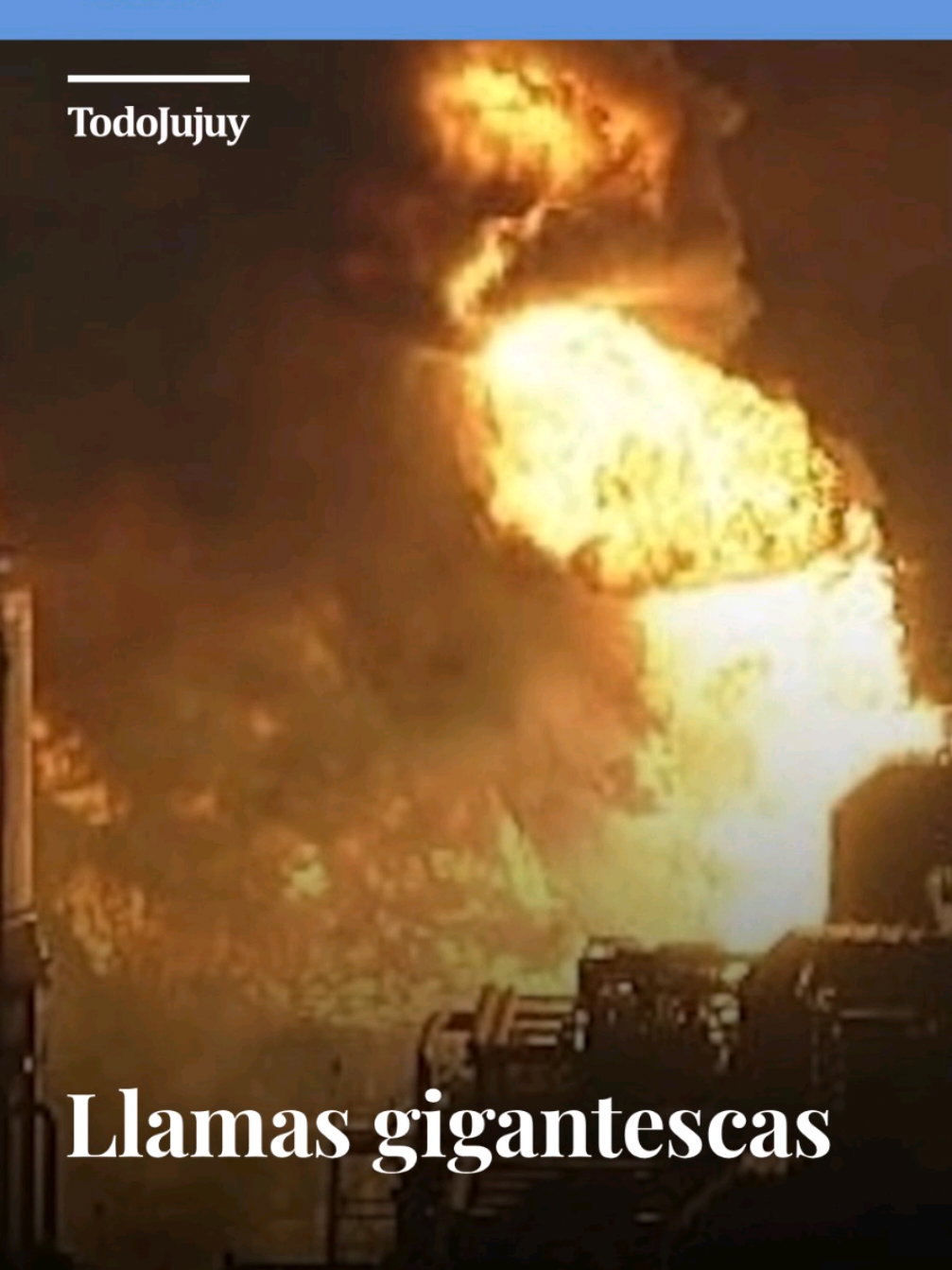 SUR DE CALIFORNIA EN ALERTA Una bola de fuego masiva iluminó el cielo nocturno tras una explosión y gran incendio en la refinería cerca del aeropuerto LAX.  Las llamas fueron visibles a kilómetros y vecinos reportaron un fuerte estruendo. No se registraron heridos y el fuego fue controlado y luego extinguido por equipos de emergencia.  El hecho ocurrió la noche del jueves 2 de octubre (PDT) —madrugada del viernes 3 en Argentina—, y afectó una unidad de proceso de combustible para aviones dentro del complejo.  #California #ElSegundo #Incendio