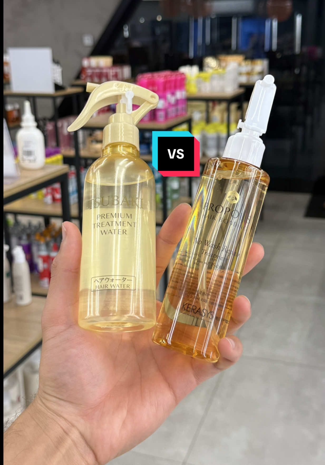 O Tsubaki Premium Treatment Water é uma bruma leve de uso diário que controla o frizz, dá brilho, protege do calor e UV sem pesar nos fios. Já o Kerasys Propolis Hair Bonding é um leave-in concentrado, sem água, focado em reparação profunda, força e nutrição intensa, ideal para cabelos danificados e quimicamente tratados. Resumindo: Tsubaki é luxo leve para todo dia, Kerasys é potência de tratamento para fios muito danificados . #propolis #tsubaki #kbeauty #nowash #cabelodanificado 