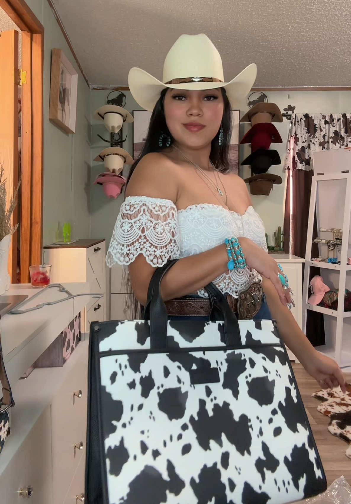 Esta bolsa es perfecta para llevar todo lo necesario más si eres mamá es resistente,espaciosa y tu estilo🤠🤎🐮@Dani Morgan’s Boutique ordena la tuya 🤠🐴 @Wrangler #westernfashion #wranglerpurse #dealsforyoudays  #wrangler  #westernwear 