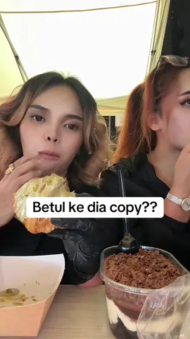 Aku pernah beratur untuk dessert pihak sana punya dalam around 1jam..jujur ikhlas dari aku kalau betul lah dia mmg “curi” resepi.. pihak sana takyah sedih la.. walaupun aku tak pernah rasa yang version ori sbb org kata belum launch dah “disailang” tapi yang ni rasa dia tak premium macam coklat belah sana yang orang kenal.. kek batik aku buat lagi sedap.. tak menjatuhkan atau apa pun.. cuma bagi saya keistimewaan dessert belah sana adalah sebab coklat dia yang memang rasa “mahal” !! Setiap orang ada deria rasa, ada taste masing2.. saya bukanlah reviewer makanan,, hanyalah seorang yang suka makan tapi tak nak gemok dan mempunyai deria rasa yang allah berikan, kalau korang rasa sedap alhamdulillah allah bagi sedap.. kalau rasa tak sedap maknanya memang tak sedap!!😂😂 sekian dari saya!! Tak berbaloi langsung 2 ni harga rm 60.40!!!  @Intan property  