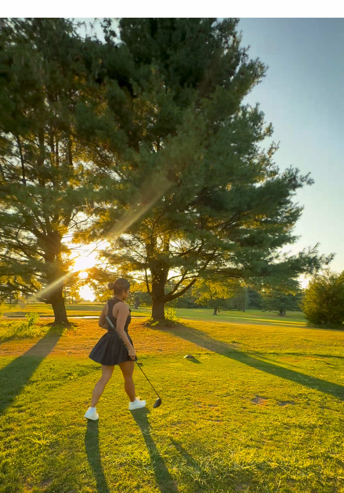 There's nothing quite like playing golf during twilight hours. #golfwithkryciefitness #golfwithkrycie #pinaygolfer #golf #golfsunset 