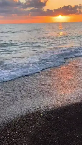 una relazione sana non è l’assenza di difetti, ma la capacità di accogliere l’altro con le sue imperfezioni, crescere insieme e sostenersi a vicenda. #amorevero #fiducia #crescereinsieme #volersibene #cuorepuro 