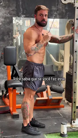 👉 Siga @airtonmontee para mais conteúdos de treino. Quer desenvolver seu tríceps de forma completa usando só o cabo? Com os exercícios certos e a mecânica ideal, dá pra estimular as 3 cabeças do tríceps (longa, medial e lateral) com eficiência máxima. Olha como montar esse treino estratégico 👇🏼 1️⃣ Cabeça Lateral (a parte mais visível do lado do braço) 🧠 Segundos Kholinne et al. (2018), essa porção é curiosamente é mais ativada com pegada pronada e braço próximo ao corpo, provavelmente, pelo melhor alinhamento do movimento com o sentido das fibras dessa porção. No vídeo, uso como exemplo o tríceps pulley unilateral. 2️⃣ Cabeça Medial (parte central do tríceps) 🧠Segundos Kholinne et al. (2018), responde bem quando o braço está elevado entre 90 e 110 graus. 📚Ferreira et al. (2024) mostram que a ativação varia dentro da cabeça medial: a parte proximal (mais próxima do ombro) ativa mais quando o esforço está no início do movimento; a parte distal (mais próxima do cotovelo) ativa mais no final do movimento. No vídeo, uso como exemplo o testa na polia , que provavelmente ativa mais a porção média do tríceps em sua região mais alta. Já pensando em provavelmente ativar mais a região mais baixa da porção média do tríceps, o testa com halteres seria uma ótima opção. 3️⃣ Cabeça Longa (a maior parte do tríceps) 🧠Cruza o ombro e o cotovelo, então sua ativação muda conforme a posição do braço. 📚Maeo et al. (2023) mostram que essa cabeça é mais ativada e hipertrofiada quando treinada com o braço elevado, ou seja, com o ombro acima de 90 graus, em posição alongada. No vídeo, como exemplo para enfatizar essa porção, uso o francês unilateral. ⚠️Atenção: todos irão trabalhar as 3 porções do tríceps!  Já sabia dessas diferenças? Me conta nos comentários 👇🏼 . . . #tríceps #treinodetriceps #treino #musculação #academia    