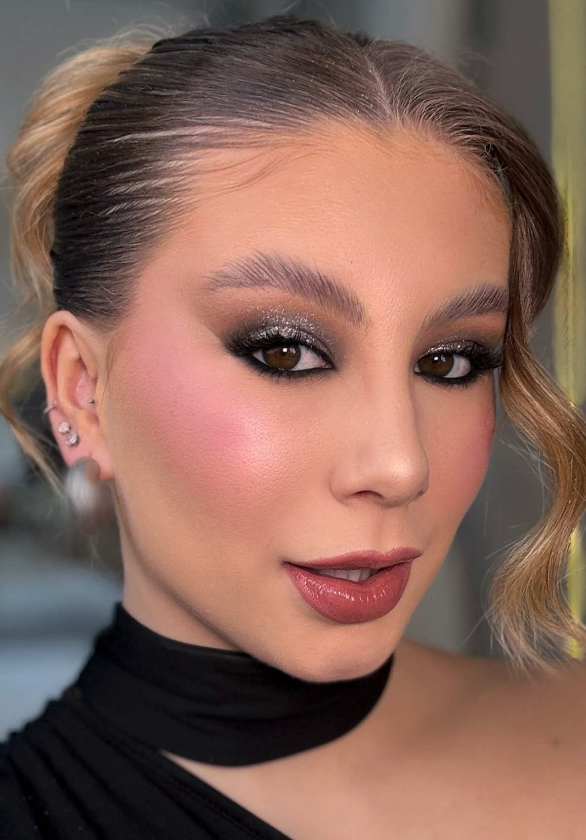 Make em comemoração aos 700k 🥂 Tônico @anua_global; Hidratação @niveabrasil; Base blindada @kohllbeauty (cor 02) + blindagem @catharinehilloficial; Corretivo/camuflagem @nathaliacapelocosmetics (cor peach); Contorno líquido @bmbeauty (cor 60%); Contorno em pó Face Palette @oceane (cor lite); Blush cremoso @sheinofficial ID: 38956871; Blush em pó @sheinofficial ID: 107612714; Iluminador em pó @diorbeauty; Pós soltos @ninamkup + @fandcosmeticosoficial; Pó compacto @essence.cosmetics.brasil; Bruma Fix @bmbeauty; Lápis sobrancelha @payotbrasil; Sombras cremosas @fandcosmeticosoficial; Paletas de sombra @catharinehilloficial; Lápis preto @ninamkup; Pigmentos @vizzelaoficial +@useglows + cola @nathaliacapelocosmetics; Rimel @baunycosmeticos; Batom em bala @linhabrunatavares + gloss @ninamkup. #makeuptutorial #tutorialdemaquiagem #maquiagem