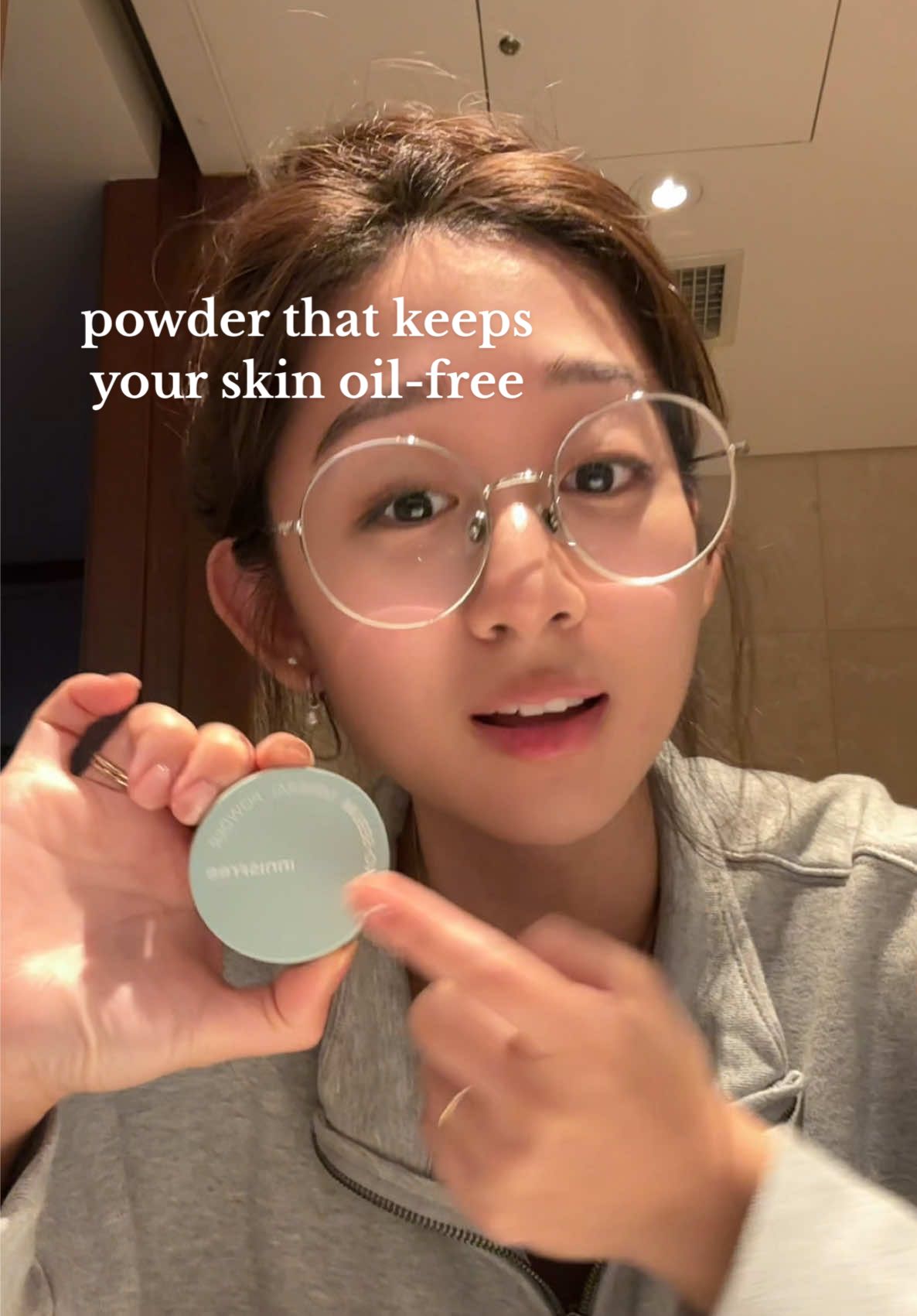 truly a holy grail & it’s only $6??? @Innisfree US @Innisfreeofficial #innisfree #innisfreenosebummineralpowder #oilyskin #koreanskincare 