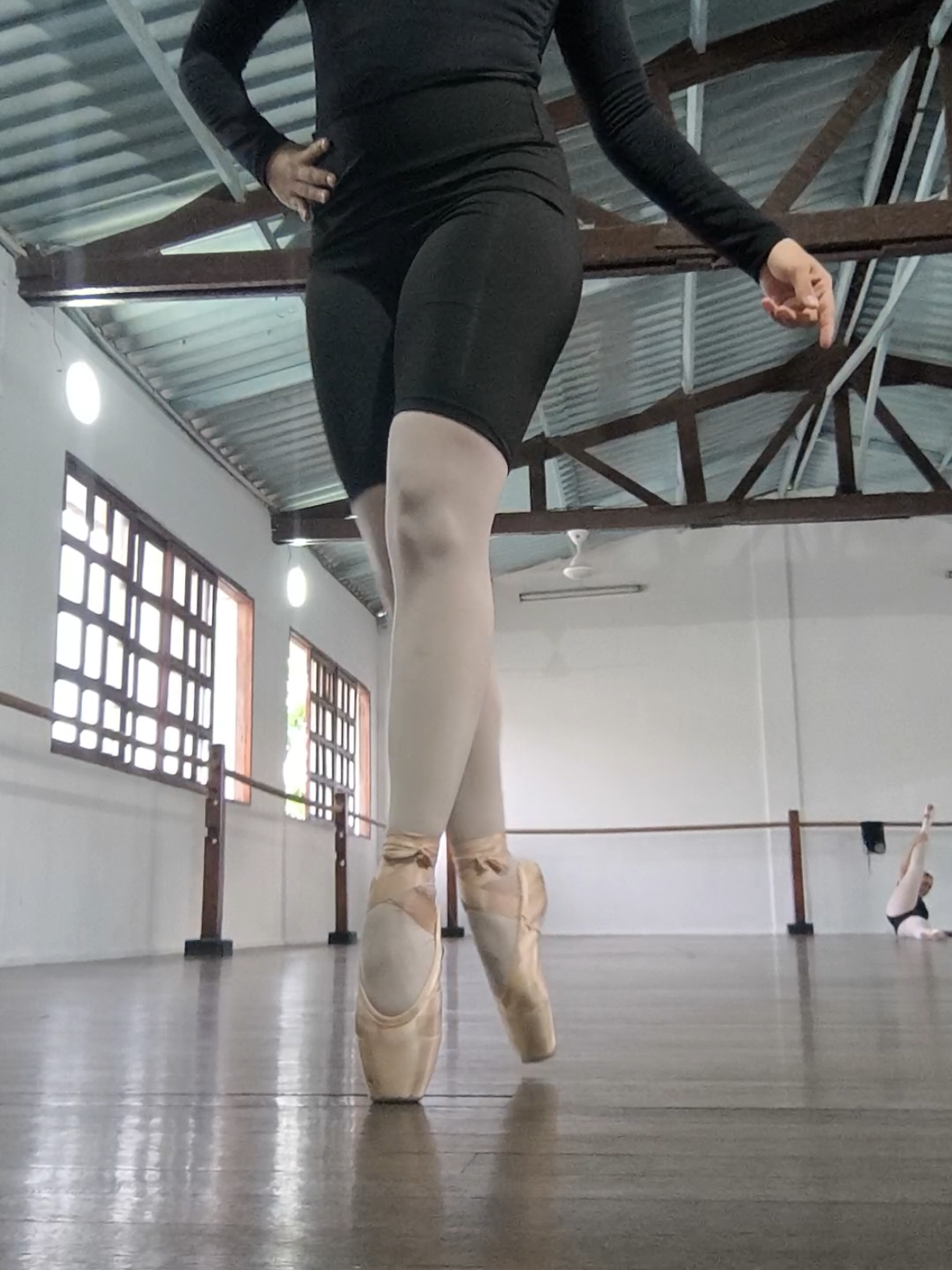 “No siempre fue fácil, pero el baile me enseñó que de la lucha también nace el amor.” No siempre fue sencillo, hubo cansancio, dudas y hasta ganas de rendirme. Pero en medio de todo entendí que bailar no era solo un camino, era mi manera de habitar el mundo. Hoy miro atrás y sé que cada paso, incluso los más difíciles, me trajo hasta lo que más amo: la danza. #zxycba #trend #dancer #bailarina  #fyppppppppppppppppppppppp 