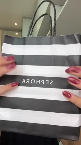 Tudo que ganhei na pop up da @Sephora Brasil 💕🛍️ Que evento maravilhoso amigas, vocês já pegaram os brindes de vcs?  Corram que ainda dá tempo! A pop up está localizada em frente a loja da sephora do Shopping Eldorado, aqui em São Paulo. O evento vai até o dia 05/10! 💕  #brindesephora #bsesephoracollection #popupsephora 