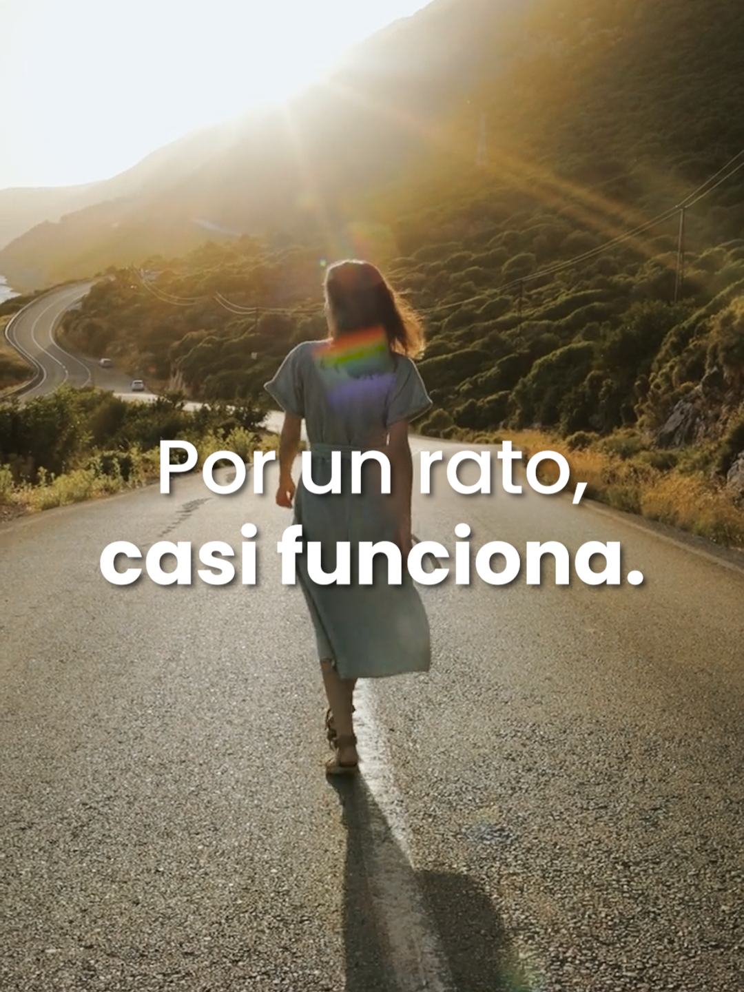 Por un rato, casi funciona. #casialgo #poemasdeamor #poemas #enamorado #konkanela En ella encontré todo lo que no buscaba, y la quiero como un idiota. Reímos mucho, tanto que por un rato parece que podríamos funcionar. Pero sé muy bien que ella es exactamente lo que no puedo tener. Aun así, cuando estamos juntos, me gusta engañarme, me gusta pensar que, por una vez, el mundo es el que se equivoca. - Orlando