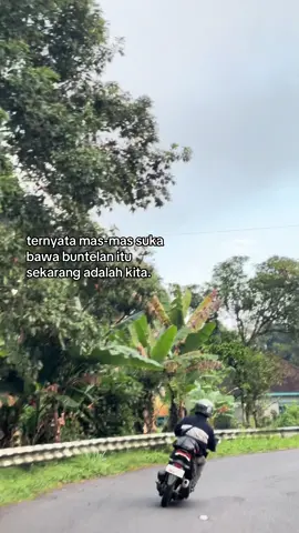 dulu kalo ngeliat orang orang bawa buntelan bingung isinya apa, sekarang tau kalo isinya cuma pikiran yang tenang🙂 #vario160 #fyp 