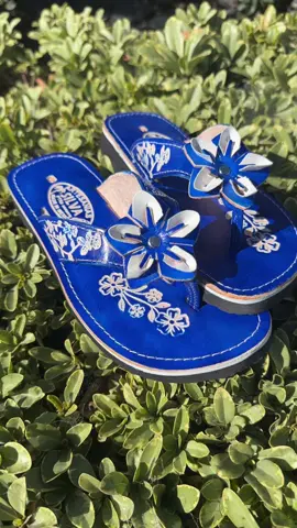 Check out the flower embroidery collection 🔵 #dodgerblue #losangeles #artesaniasmexicanas #rodeodurango #huarachesmexicanos 