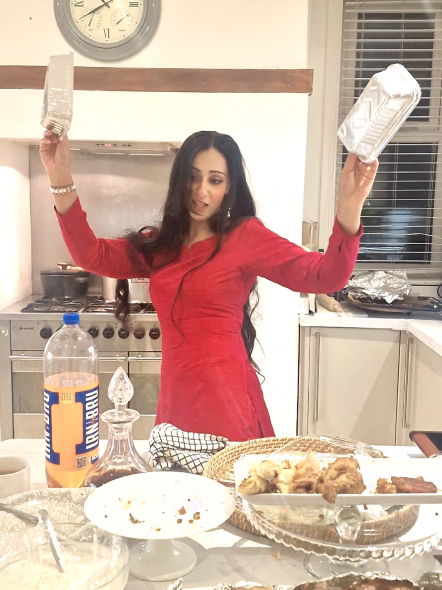 Abu jaan thinking, what happened to my beti 🤭😂 . . . . . . #golgappay #desitiktok #pakistani #redfarshi #desiwedding 