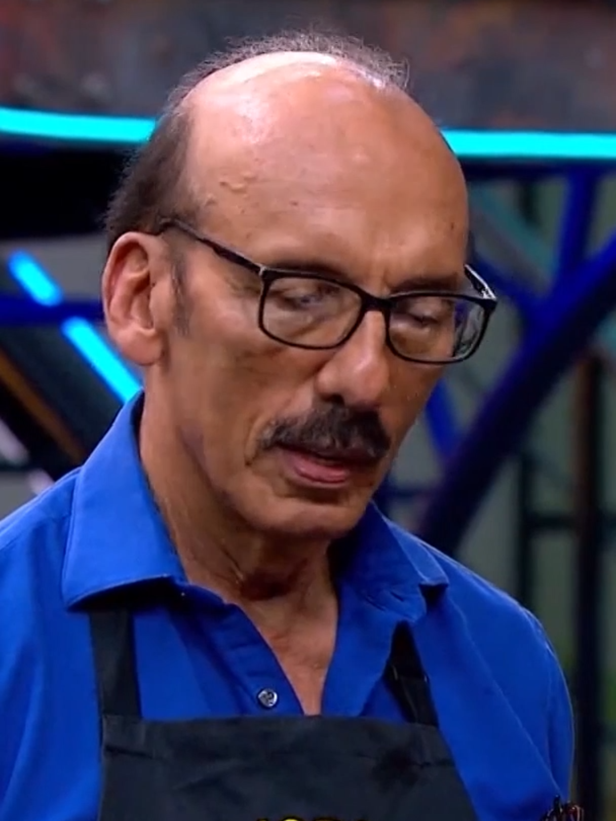 Jorge Herrera presenta su plato llamado “Naturaleza 3”, explicando con detalle los ingredientes y la inspiración detrás de su propuesta. Sin embargo, al momento de la evaluación, el chef Jorge Rausch lanza una crítica inesperada: compara el aspecto del plato con un gallinero.  #MasterChefCelebrityColombia #MasterChefCelebrity
