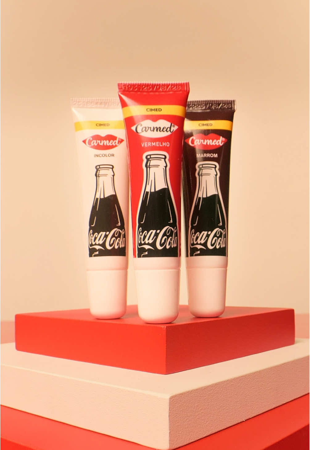 Carmed + Coca-Cola chegou pra fazer parte da sua rotina e das suas besties!❤️🥤✨🤍✨🤎 Em breve nas melhores farmácias e perfumarias do Brasil 🇧🇷🇧🇷🇧🇷 #carmed #CarmedxCocaCola 