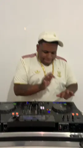 Sexta dos crias distorcendo tudo f*da - se o metanol “a volta” vs deixa ela montar na minha garupa!! Em breve disco 2.0 na Europa 🤯🔥🎶 #djramonsucesso #Funk #funkrj #sextadoscrias #viral 