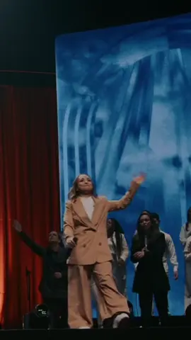 Glória a Deus! O meu coração transborda gratidão com esse lançamento! 󰚖✨ Que honra dividir essa mensagem tão linda em português com a querida @averlymorillo. Obrigada a cada um que já assistiu, comentou, compartilhou e adorou ao Senhor conosco. Oro para que essa canção continue alcançando vidas, restaurando corações e lembrando ao mundo que Messias vive!