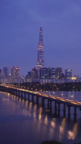 ✨ No coração de Seul, a Lotte World Tower ilumina a noite às margens do rio Han 🌙🌉🏙️ #korea #seoul #foryour #viral #kdrama 