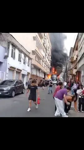 Fogo no Centro de  Porto Alegre🔥  Ônibus ficou sem freio e bateu em pelos menos 10 carros, pegando fogo, na rua Fernando Machado com Espírito Santo.