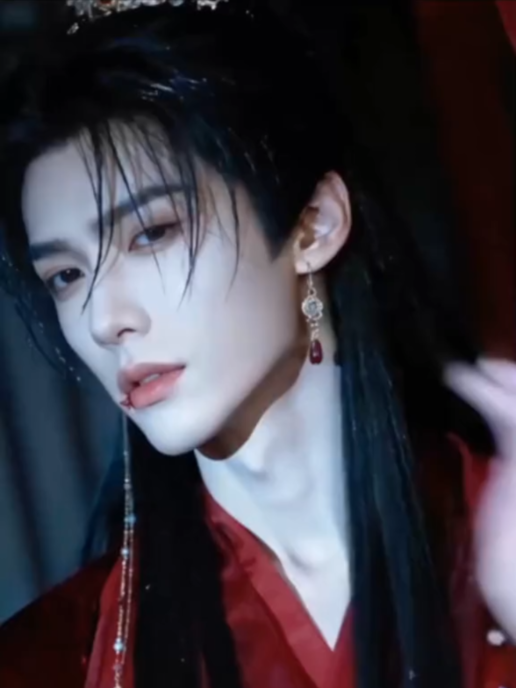 Luka dan kesedihan adalah bagian dari perjalanan, dan takdir hanya menunggu kita untuk menemukan arti dari semua rasa. Harapan adalah bisikan lembut di tengah jeritan kesedihan, mengingatkan bahwa setiap air mata pun punya arti. Takdir memang tak selalu ramah, namun di setiap luka ia menyimpan pesan: jangan pernah menyerah. #creatorsearchinsights #chinesehandsomeboys #AI #cogan #cowokidaman 