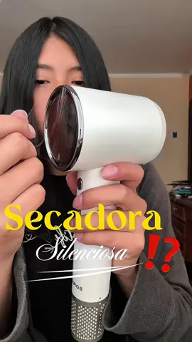 ✨ El día de hoy averiguaremos si es verdad que esta es la secadora más silenciosa. En comparación con una secadora normal, podemos decir que ¡sí, es silenciosa! 🤫💕 Como pueden ver en el video, mi cabello quedó mucho más suave y con menos frizz, así que… ¡SÍ cumple con lo que promete! 🫶🏻 @bomidi bolivia  #bomidibolivia #HD04 #secadorasilenciosa #lapaz_bolivia🇧🇴 #fypシ゚viral
