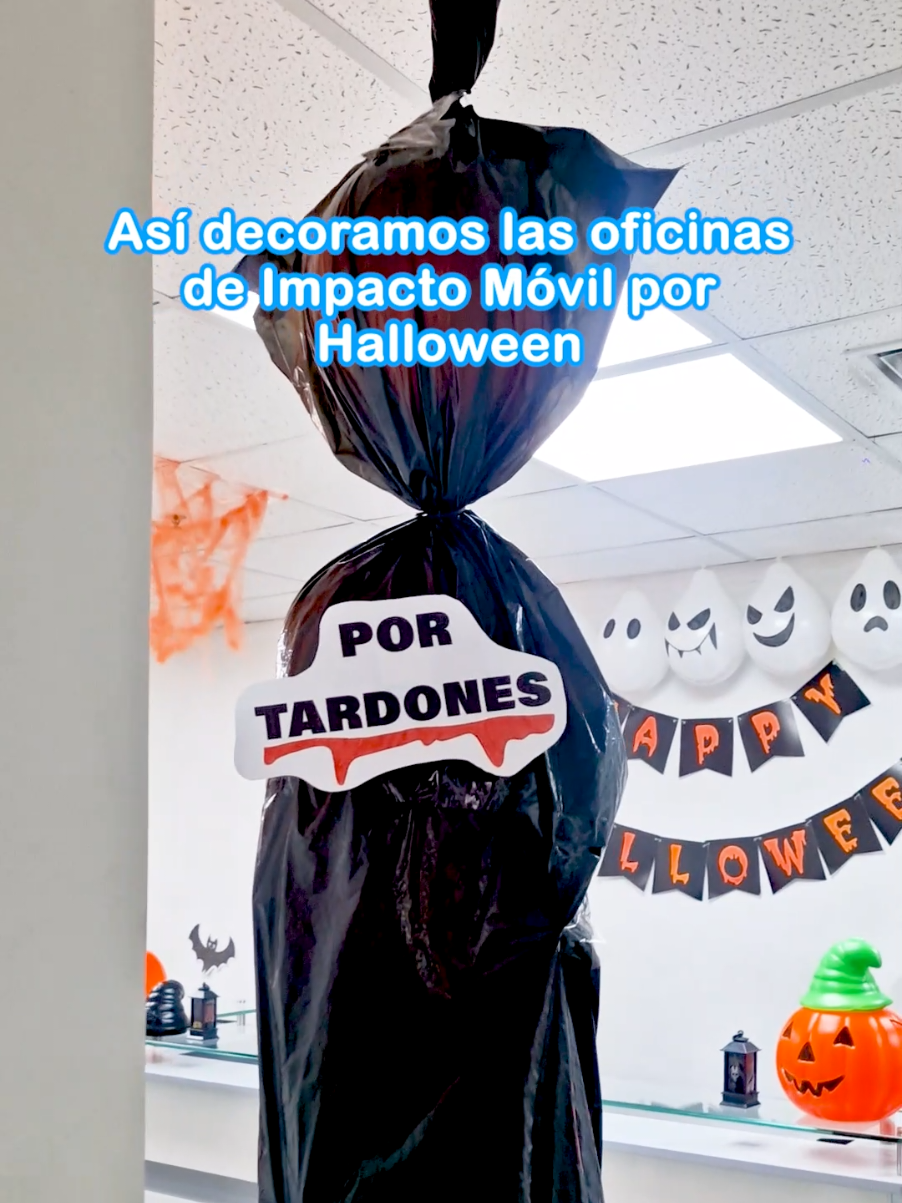 🎃 Transformando la oficina de Impacto Móvil, porque el trabajo también puede ser terroríficamente divertido. #HalloweenOficina #DecoraciónHalloween #TrabajoDivertido #FiestaOficina #Halloween 