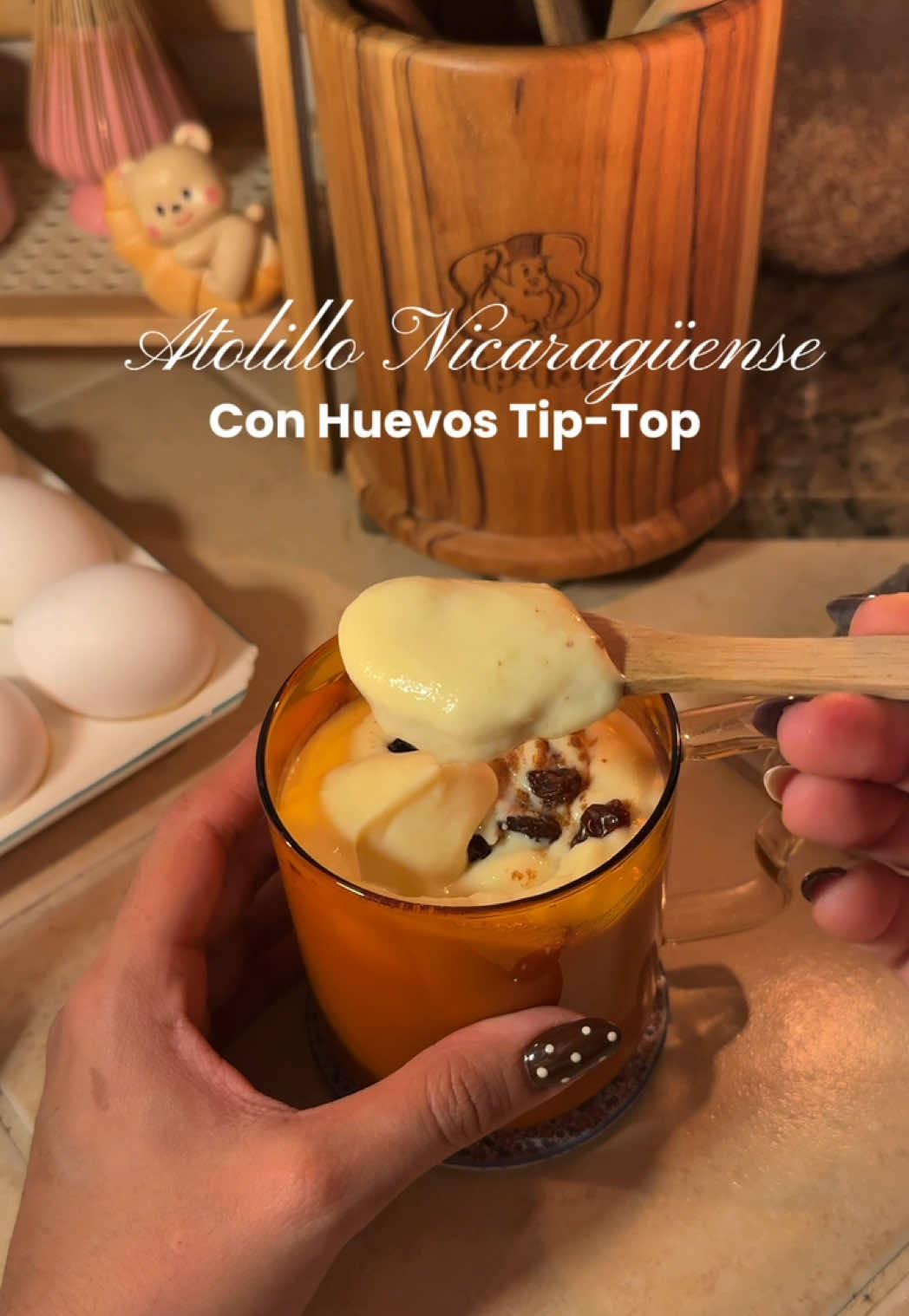 Te dejo esta receta deliciosa de atolillo nicaragüense, preparada con Huevos Tip Top, para que la hagás en casa y disfrutes de un postre cozy en esta temporada 🍂🤎 El secreto para que quede cremoso y con ese sabor de tradición está en las yemas… porque definitivamente, todo sabe mejor con Huevos Tip Top 🥚✨ Ingredientes 	•	2 tazas de leche 	•	1 yema de huevo Tip Top 	•	2 cucharadas de maicena 	•	1 raja de canela 	•	3 cucharadas de azúcar (o al gusto) 	•	1 pizca de sal 	•	1 cucharadita de vainilla (opcional) Preparación Primero calentás la leche con la canela y el azúcar. Mientras tanto, mezclás la yema con la maicena y un poquito de leche fría.  A esa mezcla le vas agregando poco a poco leche caliente para que no cuaje, y luego la incorporás a la olla con el resto de la leche, que debe estar caliente pero sin hervir.  Movés constantemente hasta que espese, añadís la vainilla si querés, servís calientito y decorás con canela o pasitas #managuanicaragua🇳🇮 #comidanicaraguense #nicaragua🇳🇮❤️ #nicaraguatiktoks #fyp  Tip-Top Nicaragua | m recetas fáciles | foodie | food | cozyvlogs | comida rica | comfort food | grandma food | postre nicaragüense | Managua Nicaragua | Nicaragua Tik toks | Cece vlogss 