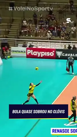 QUE ISSO CLÓVIS? 😬 O tentativa de defesa da bola que veio do time do Sesc Bauru acabou achando o técnico do Sorocaba, que não ficou nada feliz com o erro das meninas. 👀 *Contém legenda automática.  #VoleiNoSportv #PaulistaoFemininoDeVolei #SesiBauru #RenasceSorocaba  