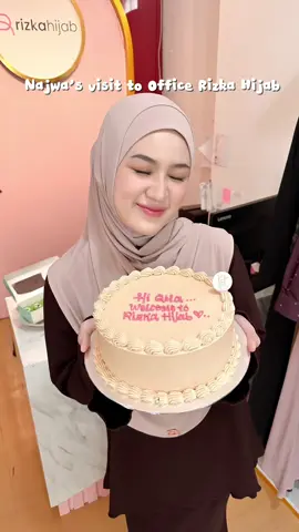 ✨ Beberapa waktu lalu, Najwa Aqila sempat mampir ke Rizka Hijab di Tasik! Ikut langsung lihat proses produksi & bantu packing orderan kalian satu per satu 📦💪 Terima kasih untuk semua yang sudah order dan support! Buat yang belum sempat checkout, Najwa Series masih available – semua warna ready! 💫 Yuk, buruan sebelum kehabisan! #rizkahijab #najwaqila 