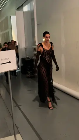 Paris fashion week 2025 🤯🖤🤍 #parisfashionweek2025 #kendalljenner #paris 