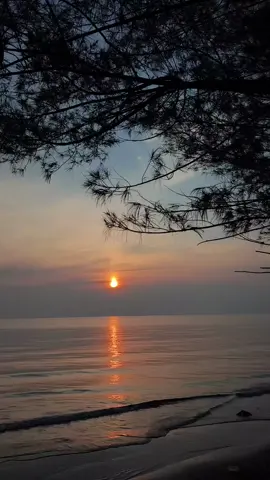 keindahan 🌅#sunriseview #pantaicemaraindahindramayu #pantaicemaraindah #pesonaindramayu #indramayu 