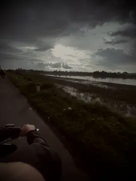 生活不总是美好的，要看到彩虹就必须接受. 