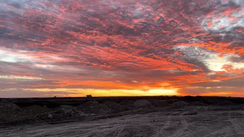 Sunrise nya indah tapi tidak dengan resiko kerjanya 👷‍♂️ #anaktambang #sunrisemusic #fypシ #operator #pama 