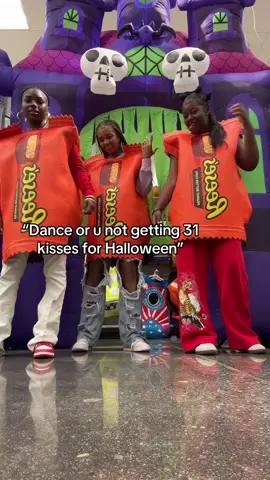 Dancing hard af 😂😂😂#fyp #reesespuffs #halloween #friends #dance 