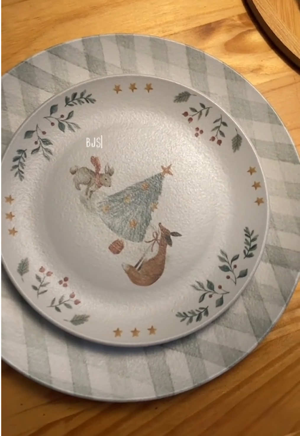 O jogo de pratos incrível para o seu Natal mais bonito e especial 🎄🎅  Me chame para obter o link com promoções especiais 🔗 #natal #decoracao #casa #shopee 