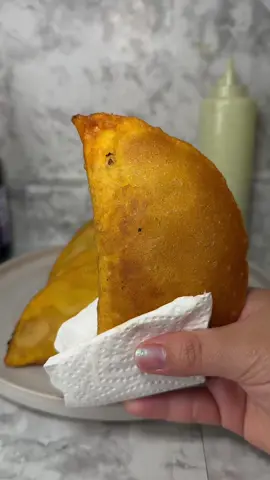 ¿Quién más ama unas empanadas de carne mechada bien crujientes? 🥟🔥 Nada como el sabor venezolano en cada mordisco 🇻🇪✨ Si te provoca una, déjame un 🧡 en los comentarios 😋 #EmpanadasVenezolanas #FoodTok #recetas #paratii 