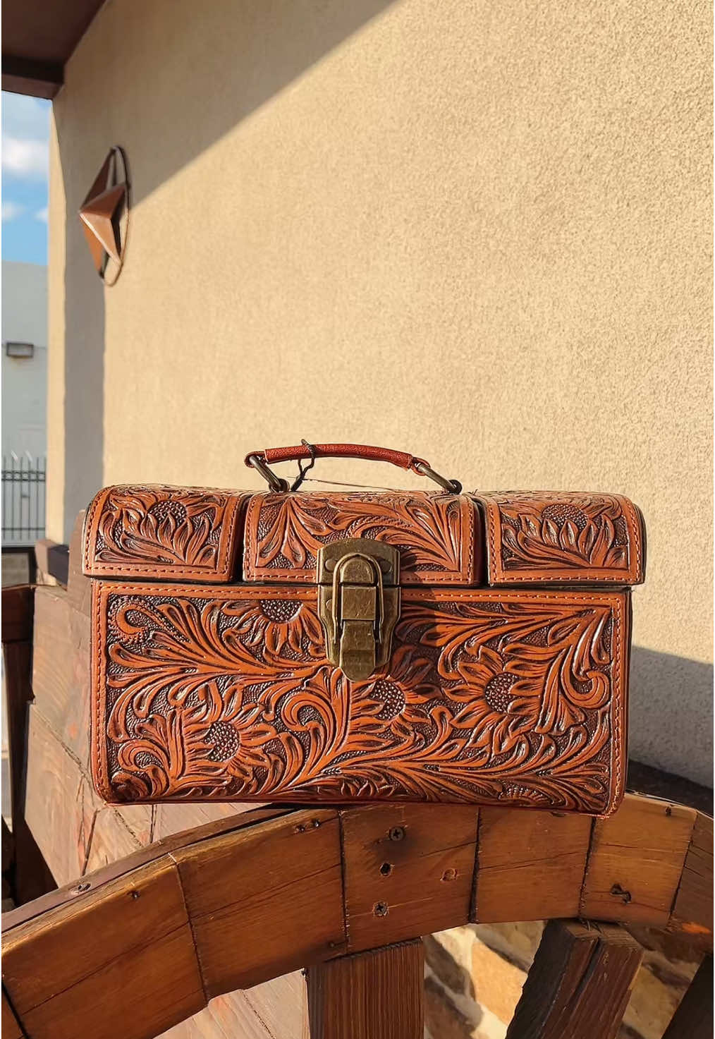 Discover the perfect jewelry box to keep your treasures safe and organized. Explore stylish designs that add charm to your space! Western-linens.com  #jewelry #box #makeupbox #turqouisejewelry #turquoise #tooledleather 