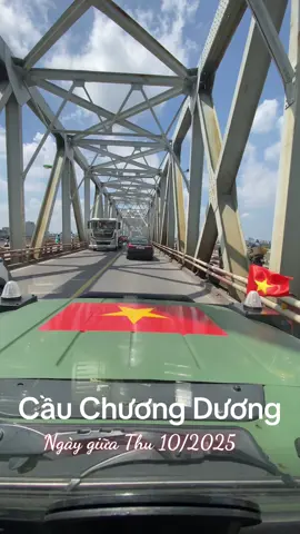 Niềm vui khi đi qua cầu bắc qua sông mang đến cảm giác kết nối, hy vọng và hạnh phúc, đặc biệt là khi cây cầu đó mang lại sự tiện lợi và kết nối cộng đồng ...#johnnydzung #vairal #thuhanoi #dulichhanoi #trending 