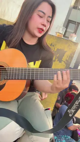 Semangat ngamen Sabtu cerah ini 😇  #bismillah #mencarirezeki #ngamen #chrisye #kisahcintaku 