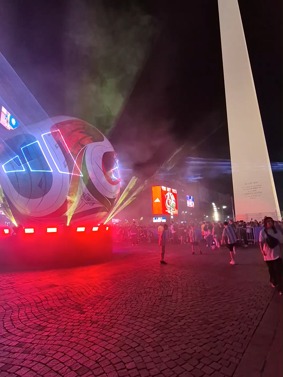 🤩 TREMENDO show de luces sobre la TRIONDA frente al OBELISCO 🎥 @candeciocan @adidasar @adidasfootball #creadoconadidas