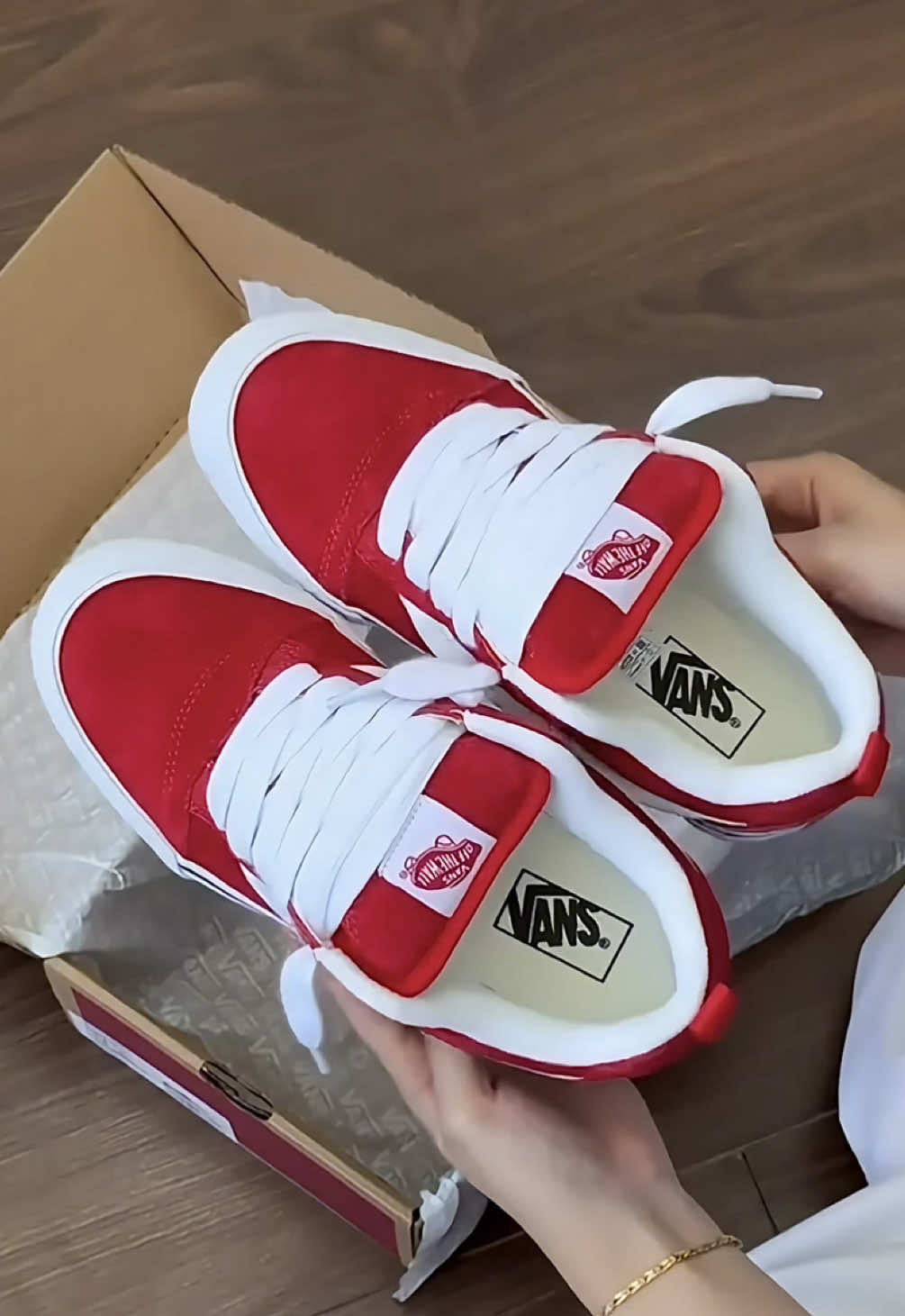 Pra quê pagar R$600 se posso comprar quatro com esse valor na shopee?! ✨❤️ #shopee #vans #vansknuskool #comprinhas #tenis 