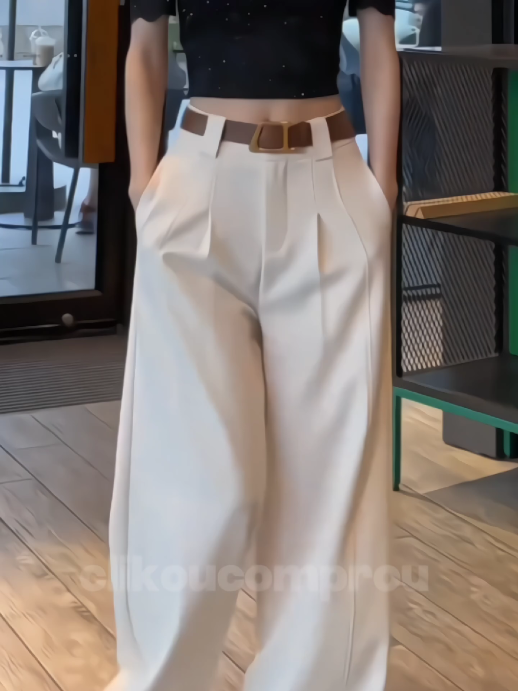Calça Feminina Cintura alta com bolso na frente e botões escondidos. 