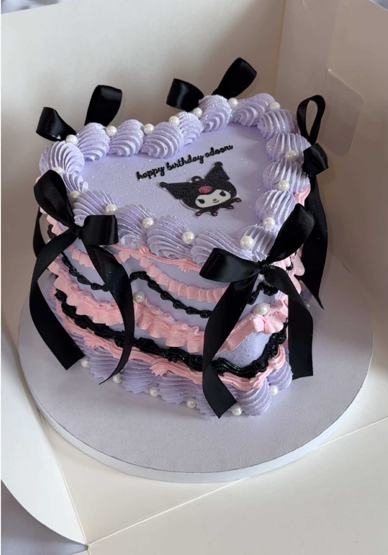 Join me to decorate this heart-shaped cake for 8 people….#cakeart #decoration #cakes #pipingbuttercream #cakedecorating 