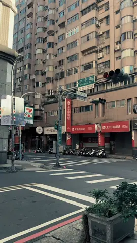 Babysitter beli sarapan 🖤🇹🇼#taiwan🇹🇼 #fyp #aesthetic #padahariini #CapCut 