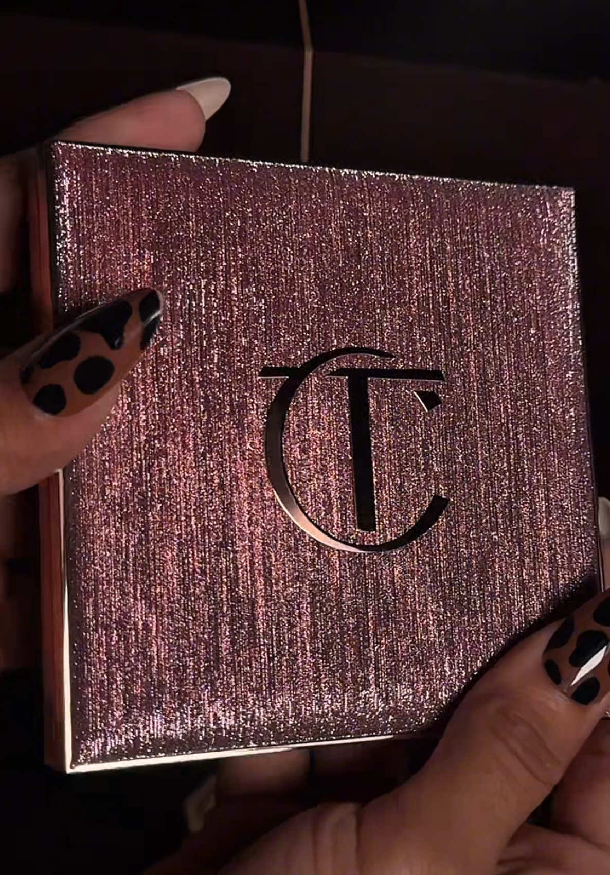 La miré y dije está paleta tiene que ser parte de mi colección ✨ ustedes  están viendo esta belleza ✨ Es simplemente perfecta ❤️ Consigue tus productos en mi link;  https://friends.charlottetilbury.com/s/makeup.by.fer @Charlotte Tilbury   #AD #BeautyMustHave #CharlotteTilbury #MagicBeautyStars#unboxing 